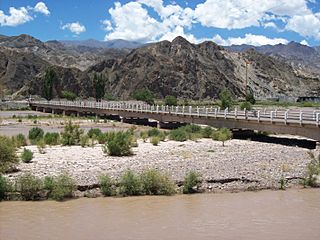 Puente sobre el Río Los Patos en Calingasta 2.jpg