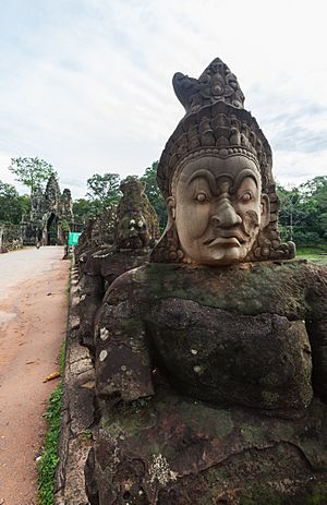 Archivo:Puerta Sur, Angkor Thom, Camboya, 2013-08-16, DD 01