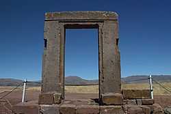 Archivo:Puerta de la Luna - Tiahuanaco (Bolivia)