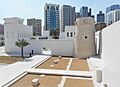 Qasr al Hosn, el edificio más antiguo de Abu Dabi, en contraste con los modernos rascacielos