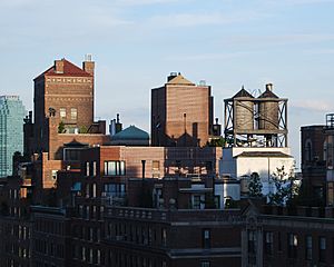 Archivo:Rooftop water towers on New York apartment buildings