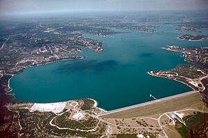 Archivo:USACE Canyon Lake and Dam Texas