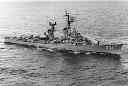 USS Turner Joy (DD-951) underway at sea on 9 May 1964 (NH 98257).jpg