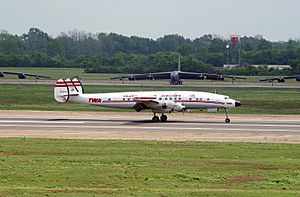 Archivo:US Air Force DF-SD-06-12521 A Trans World Airlines (TWA) C-121 Constellation commercial airliner aircraft taxies on the runway at Barksdale Air Force Base (AFB) Louisiana (LA)