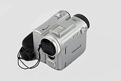 Archivo:Videocamera a batteria, digitale, Mini DV - Museo scienza tecnologia Milano 14879
