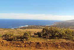 Vista de Hanga Roa, desde camino al volcán Rano Kao - panoramio.jpg