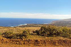 Vista de Hanga Roa, desde camino al volcán Rano Kao - panoramio.jpg