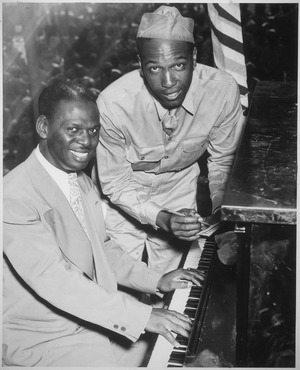 Archivo:"Earl `Father' (Fatha) Hines, a great swing musician, is shown with Pvt. Charles Carpenter, former manager of the Hines - NARA - 535834