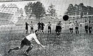 Archivo:1920 Olympic football final (Belgium v. Czechoslovakia), penalty Coppée