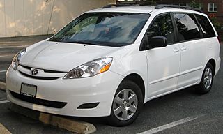 2007-2009 Toyota Sienna LE.jpg