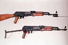 Archivo:AK-47 and Type 56 DD-ST-85-01269