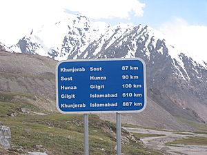 Archivo:A road-sign on way to Khunjerab