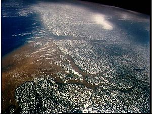 Archivo:Amazon-river-delta-NASA