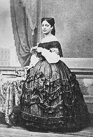 Archivo:Angela peralta-de pie