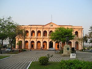 Archivo:Asunción - Ex Cabildo y Ministerio de Educación (Plaza Independencia)(2)