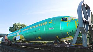 Archivo:Boeing 737 fuselage train hull 3473