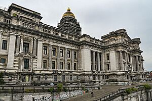 Archivo:Brussels Palais de Justice (52190836980)