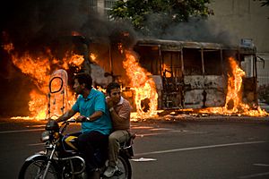 Archivo:Burning bus, Iranian presidential election 2009