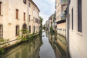 Archivo:Canals in Padua - Ponte delle Torricelle