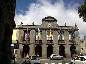 Archivo:Canaries Tenerife La Laguna Plaza Del Adelantado Ayuntamiento - panoramio (1)