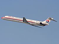 Archivo:China Eastern Airlines McDonnell Douglas MD-90-30 (B-2263) taking off