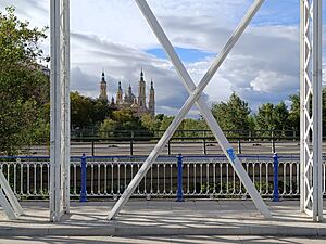 Archivo:Desde el puente de Hierro, o del Pilar, con la basílica. Zaragoza, España, Spain