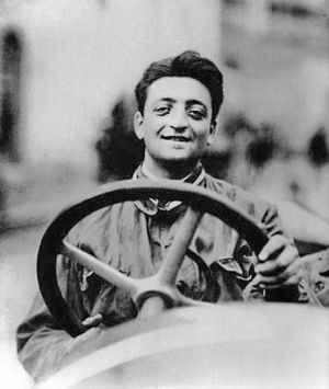 Archivo:Enzo Ferrari - Wheel of a racing car