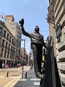 Archivo:Escultura Pancho Villa en calle madero 01
