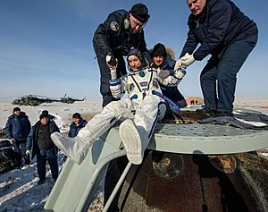 Archivo:Expedition 61 Soyuz Landing (NHQ202002060003)