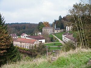 Archivo:FR-88-Bains-les-Bains-Manufacture ensemble