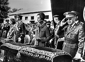 Archivo:Franco met vrouw Dona Carmen Polo (rechts) links opvolger Prins Juan Carlos met (no frame)