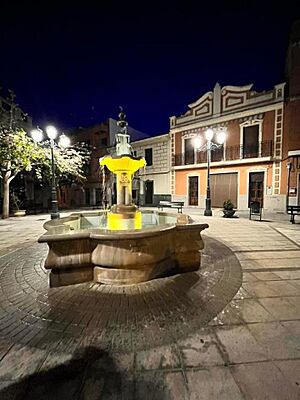 Archivo:Fuente Plaza Iluminada
