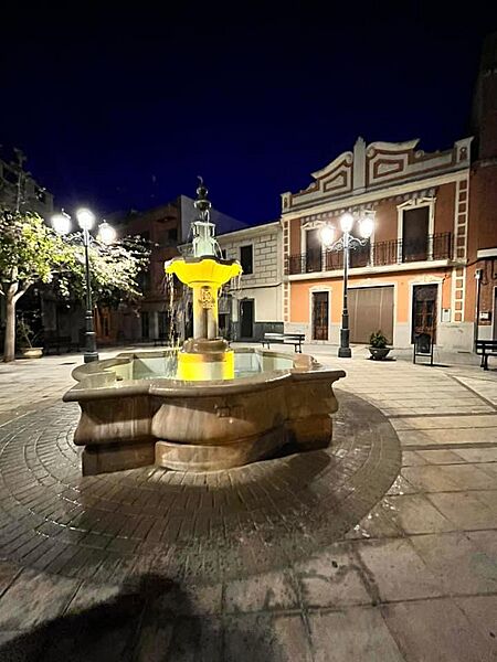 Fuente Plaza Iluminada