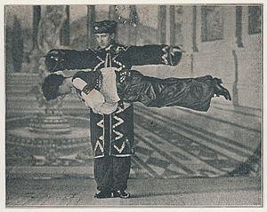 Archivo:Howard Thurston performing a levitation illusion