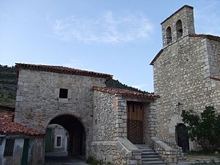 Iglesia y Plaza de Poyatos (Cuenca) 2.jpg