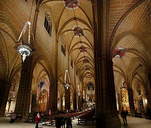 Archivo:Interior naves catedral pamplona