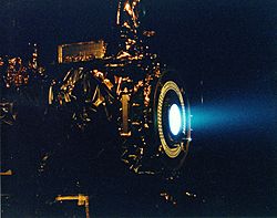 Archivo:Ion Engine Test Firing - GPN-2000-000482