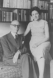 Archivo:José María Velasco Ibarra y Corina del Parral, circa 1940