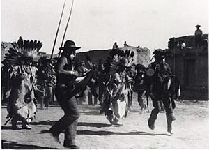 Archivo:Kate T Cory, Untitled photograph of Comanche dance, 1905-1912