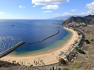 La playa de Las Teresitas, en la isla de Tenerife. España. Spain.jpg