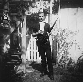 Archivo:Lee Harvey Oswald with rifle, taken in Oswald's back yard, Neely Street, Dallas Texas, March 1963, CE133A