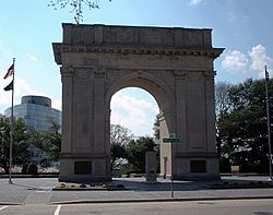 Newport News Victory Arch, 25th St. and West Ave., Newport News, VA (April 2006).jpg
