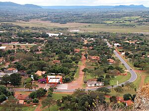 Archivo:Panorámica de la ciudad de Yaguarón (la más poblada del departamento de Paraguarí), desde el cerro Yaguarón