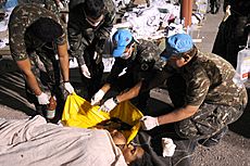 Archivo:Soldiers aid 2010 Haiti earthquake refugees