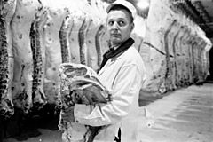Archivo:Stanley Kubrick - butcher with slab of beef cph.3d02352