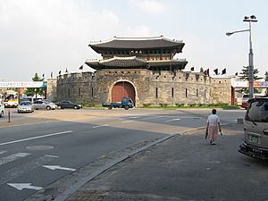 Archivo:Suwon city wall north gate