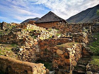 Templo Blanco de Kotosh amb l'edifici del Templo de las Manos darrera03.jpg