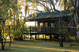 Archivo:Tented Lodge in the Okavango Delta