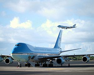 Archivo:The two Boeing VC-25A Air Force One