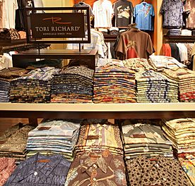 Archivo:Tori Richard Aloha Shirts in a Store